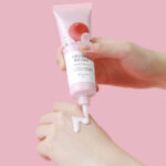 Солнцезащитный легкий крем с коллагеном Round Lab Camellia Deep Collagen Firming Sun Serum SPF50+ PA++++ — изображение 3